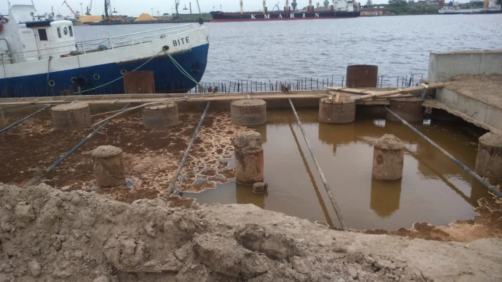 Krantinės statybvietė su atramomis uosto aplinkoje